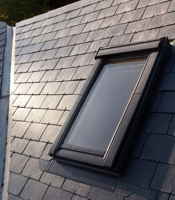 toiture en ardoises et velux